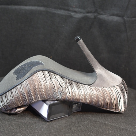 New Silver Heels with rhinestone Rose 9 - Picture 8 of 14